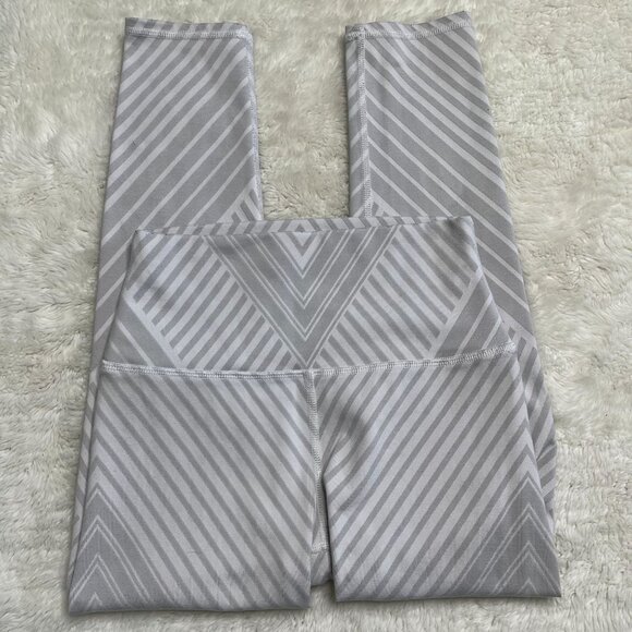 Alo Women's White Grey Cropped Mid Rise Striped Leggings Size XS - Picture 1 of 7